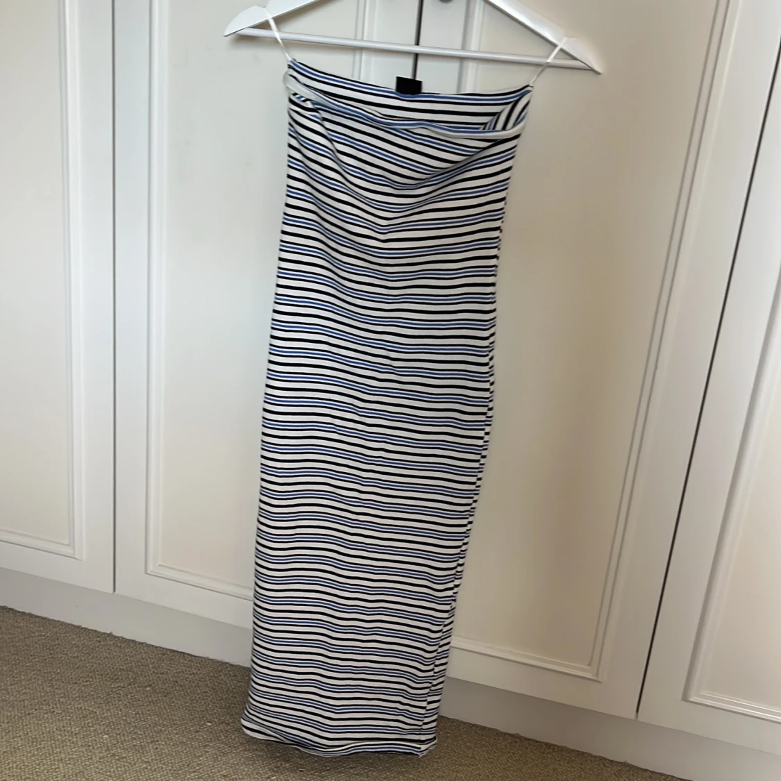 Randig midi-klänning