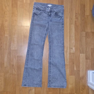 Grå bootcut jeans från Gina Tricot - Snygga grå jeans från Gina Tricot i bootcut-modell. Inga defekter osv. Säljer eftersom att de blivit för korta på mig💕frågor eller liknande, skriv gärna🌸