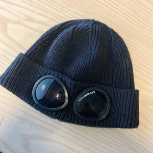 Cp Company mössa  - C.P Company mössa, fint skick, inga skador, hör av er vid funderingar eller frågor !