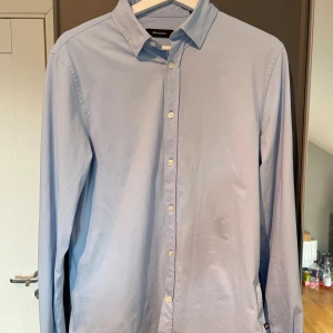 Ljusblå skjorta från Matinique - Skjorta från Matinique, med slim passform och otroligt lent o skönt material som är stretchigt!