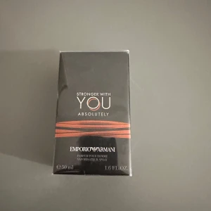 Emporio Armani Stronger With You 50ml - Emporio Armani Stronger With You Absolutely är en herrparfym i en elegant svart kartong med kopparfärgade detaljer. Flaskan innehåller 50 ml parfym och har en stilren och lyxig design, perfekt för dig som gillar exklusiva dofter och snygga förpackningar.
