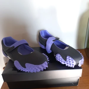 Skor Puma Mostro Fey - Helt oanvända Puma Mostro Fey i lila och svart i originalkartongen ✨️