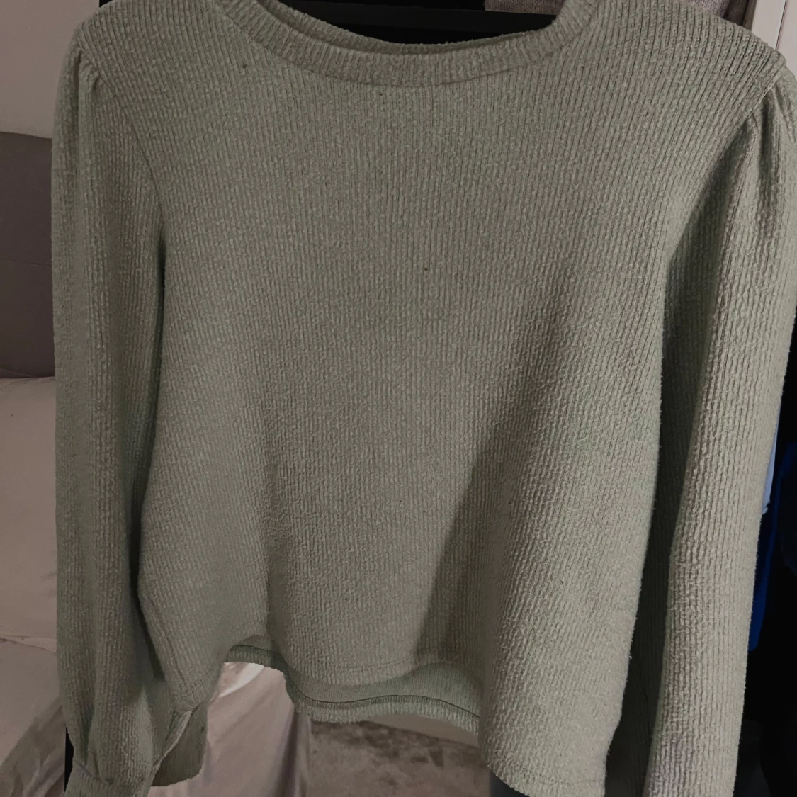 Ljusgrön stickad tröja med puffärm - 1