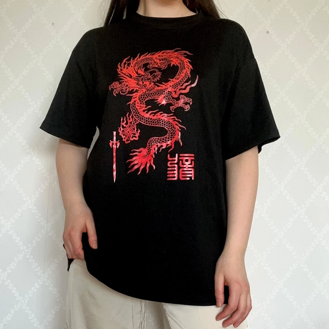 Svart t-shirt med röd drake - 1