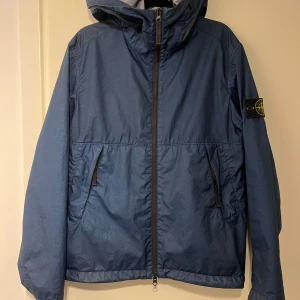 Stone Island jacka  - Stone island membrana 3l Tc jacka! Super fint skick😊 Vettiga byten kan vara intressant!