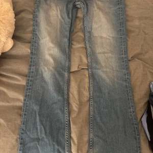 Lågmidjade jeans  - lågmidjade jeans från gina