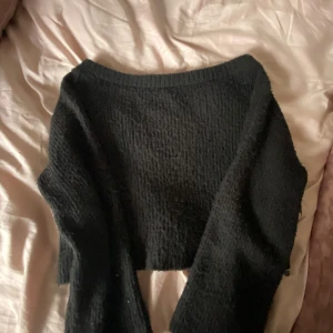 Svart off shoulder stickad tröja - Mysig svart stickad tröja, offshoulder vilket är supersnyggt. Sitter jättebra på och är i bra skick. Meddela gärna om du har några frågor!