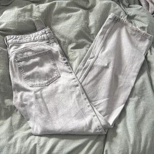 Grå wide jeans från Zara - Snygga ljusgrå jeans från Zara i wide fit-modell. Byxorna har medelhög midja, raka och vida ben samt klassiska femficksdetaljer. 
