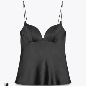 Svart satin linnetopp med tunna band - Supersnygg svart linnetopp i satin med tunna axelband och formade kupor. Toppen har en lätt glansig finish och sitter figurnära upptill med en något utsvängd nederdel. Perfekt att styla med jeans eller kjol för en trendig look.