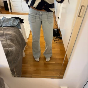 Unika bootcutjeans - Superfina ljusblå bootcutjeans i toppenskick Midjemått 37 cm Innerbenslängd 83cm