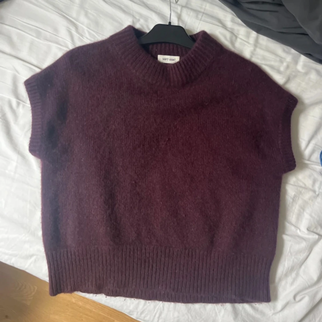 Mörklila kabelstickad väst i kashmir från Soft Goat - 2