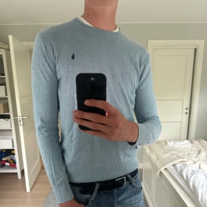 Ljusblå tröja Polo Ralph Lauren - Storlek 18-28 men passar som M. Använd för lite med tanke på hur snygg den är. 