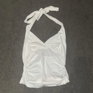 Svart och vit fest topp - Två snygga fest linnen i svart och vitt med knyt i nacken och djup v-ringning. Skriv för bilder å info! (öppet pris) Skriv innan du köper.