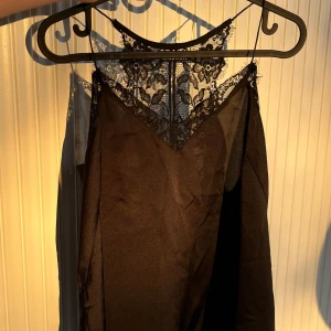 Svart spetstopp med tunna band - Supersnygg svart linne med spets smala band och väldigt stilren design. Väldigt basic och nice helt enkelt.😊 skriv för fler bilder mm