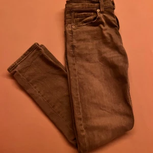 Gråa slim fit-byxor från Lager 157 (W30 L32) - Snygga gråa slim fit-byxor från Lager 157 i storlek W30 L32. Använda endast 2 gånger – i jättebra skick, nästan som nya! Passar både till vardag och fest.  💸 Pris: 150 kr (kan diskuteras) 