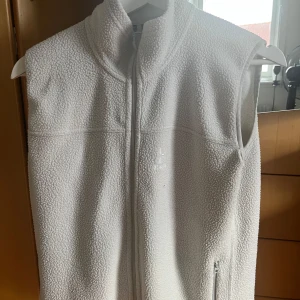 Hagalöf väst - Säljer min hagalfö väst då den inte kommer till användning. Finns små defekter men inget man kan se visuellt. Storlek M women har haft dem som kille och passar bra på mig. Vid fråger eller funderingar är det bara att höra av sig. 