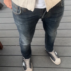 Nudie grim tim - Tja! Säljer ett par grim tims i strl 32:34 | riktigt fin slitning och åldring på jeansen | de är i toppskick | pris: 549kr