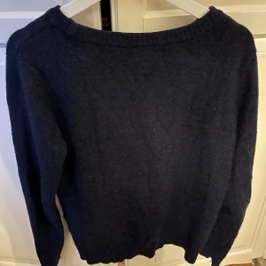 Mörkblå stickad tröja - En enkel och stilren mörkblå stickad tröja med rundad halsringning och långa ärmar. Super skön och snygg💕💕