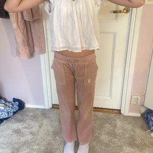 Rosa mjukisbyxor från Juicy Couture - Säljer ett par ljusrosa mjukisbyxor från Juicy Couture med broderad logga på fickan. I storlek xxs, 134 🫶🏼pris kan diskuteras och skriv för mer info och bilder