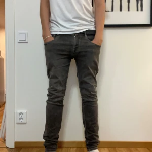 Replay anbass - |Säljer ett par jeans från Replay|Färg: Grå|Storlek 28/32|Passform:Slimfit|Fraktar så fort som möjligt via PostNord eller Instabox ✉️ 📬|