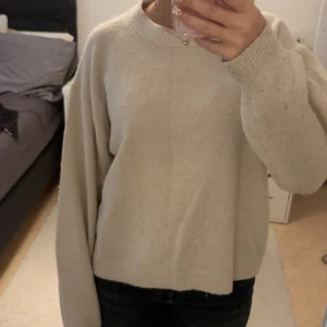 Vit stickad tröja från H&M - Jätte fin vit stickad tröja i storlek s💕