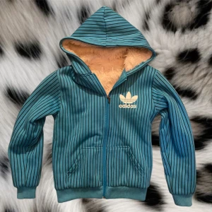 Vintage adidas zip-up hoodie❤️ - Super snygg Adidas zip-up hoodie med fluff på insidan❤️ den kan även användas som en jacka för den är så varm:) perfekt till hösten eller en kall kväll