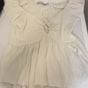 lager 157 topp - lager 157 topp, knappt använd. säljer för att den sitter för lågt på mig även med linne under 😢