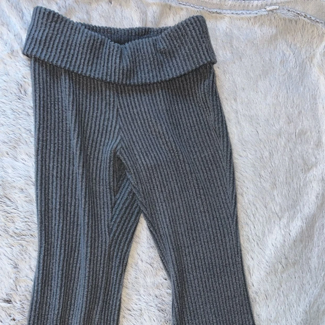 Grå ribbade stickade byxor