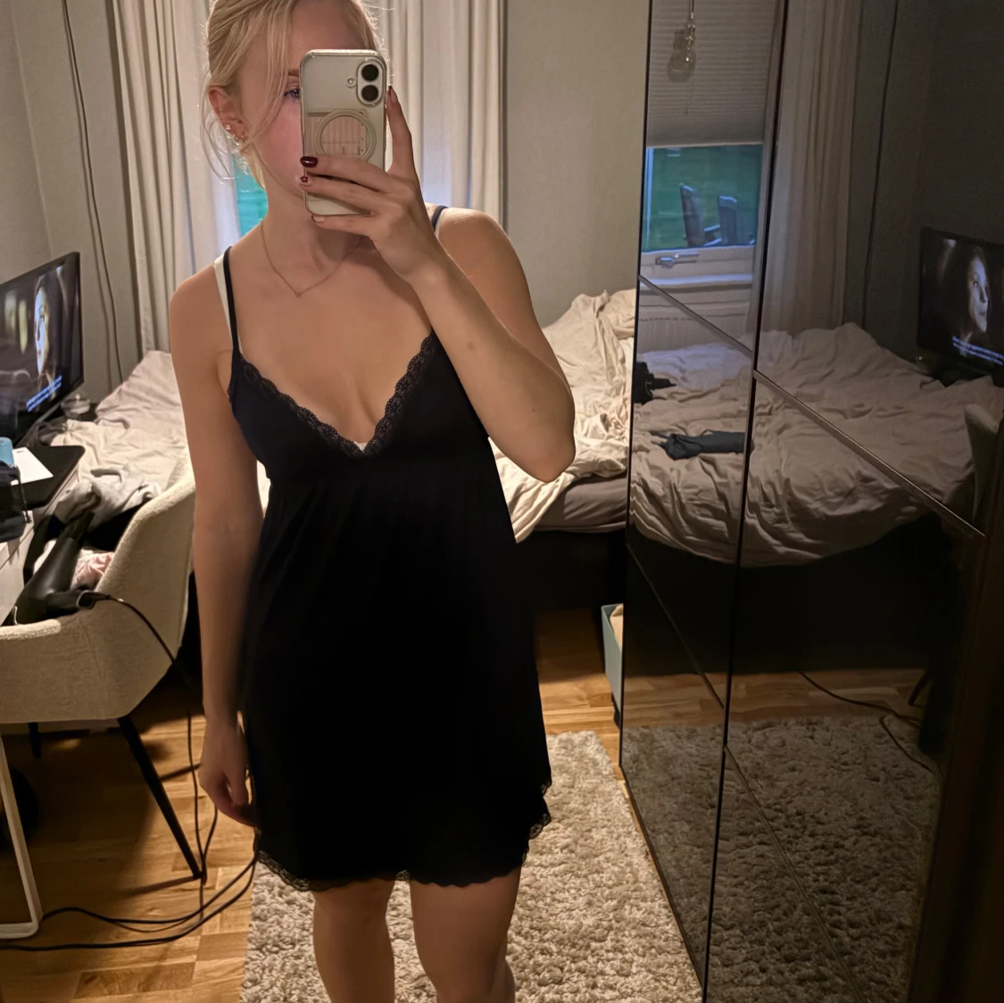 Marinblå kort klänning med spetsdetaljer