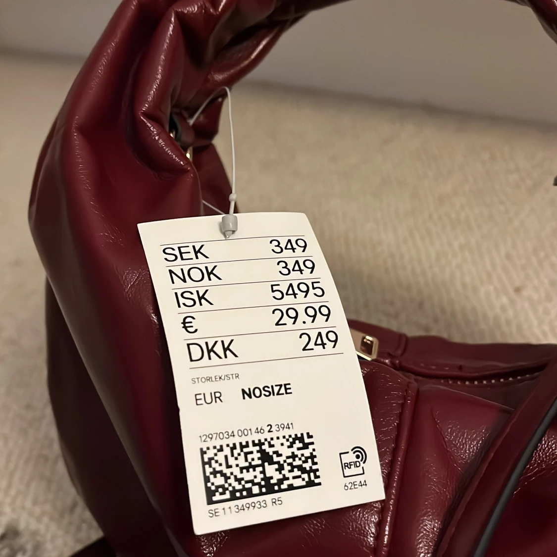 Vinröd axelväska i skinnimitation - 1
