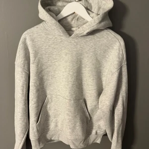 Ljusgrå hoodie från Gina Tricot - Använd fåtal gånger 