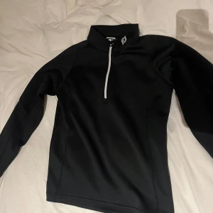 Svart half zip tröja från FootJoy - Säljer en halfzip golftröja från Footjoy som är perfekt för hösten. Säljer eftersom den är för liten. Passar ca 150-163 cm. Den har ej några defekter. Hör av er om minsta fundering💫