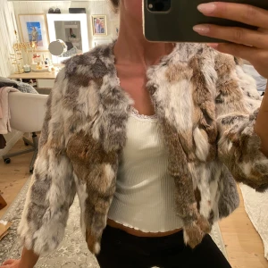 Ljus pälsjacka - Ljus/ beige pälsjacka storlek S, inget tecken på användning.