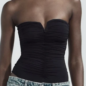 En jättefin svart body från Zara - En snygg svart body från Zara, använd 1 gång💞