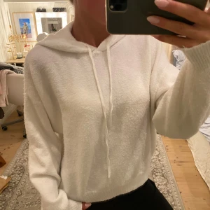 Vit stickad hoodie Lindex  - Créme bit stickad hoodie från Lindex, storlek S. Inget tecken på användning.