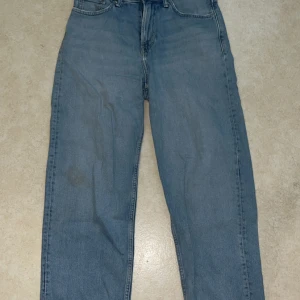 Ljusblå loose fit jeans från H&M 30W/32L - Ljusblå jeans från H&M i loose fit-modell med raka ben och klassisk femficksdesign. Jeansen har en avslappnad passform och är tillverkade i bomull. Perfekta för en chill och avslappnad stil.