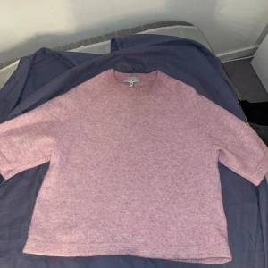 Ljusrosa stickad tröja & Other Stories - Supermysig ljusrosa stickad tröja från & Other Stories. Säljer pågrund av att den inte längre kommer till så mycket användning, använd cirka 5 gånger💓