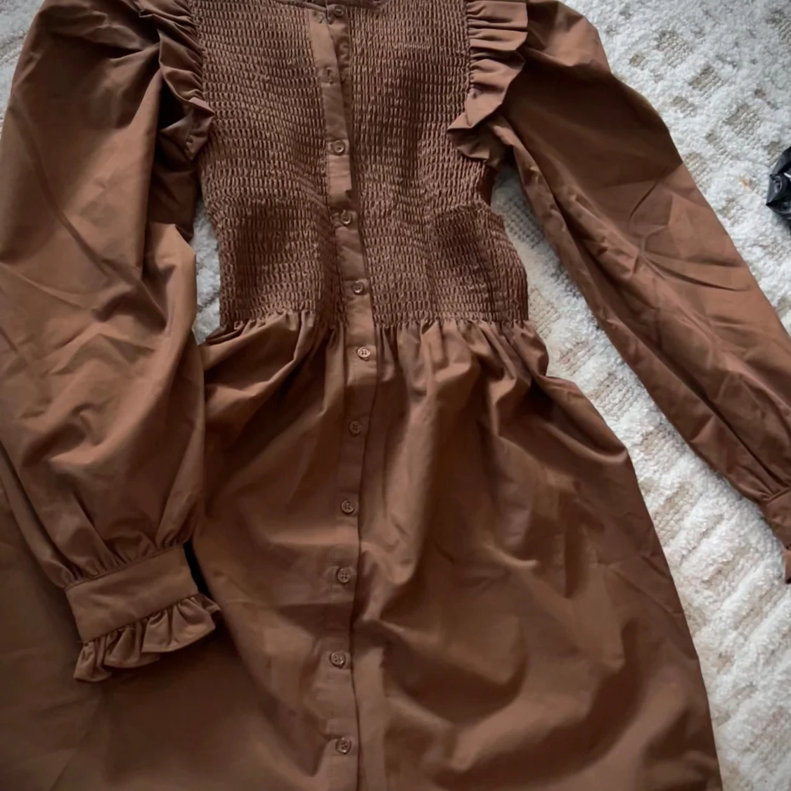 Brun klänning med volang och knappar - 1