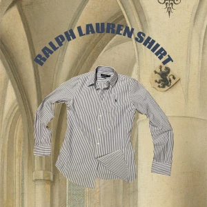 Randig skjorta från Ralph Lauren - Snygg skjorta från Ralph Lauren i vitt och lila (ser ut som blåa ränder på avstånd) Slim fit-modell med lång ärm, knappar framtill och broderad logga på bröstet. Tillverkad i bomull för en skön och fräsch känsla. Perfekt för dig som gillar stilrena och tidlösa plagg. (Står M men passar även S)
