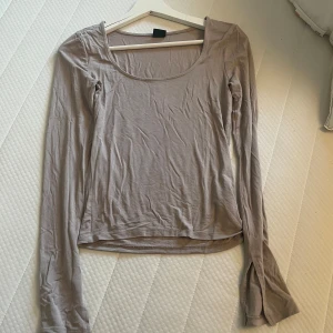 gina tricot soft touch tröja - beige gina tricot soft touch tröja. använt en gång men den är frf i nytt skick. inga slitage bara lite skrynklig. ursprungspris - 200kr. säljer för den kommer inte till användning 