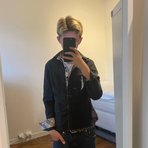 Burberry skjorta  - Burbbery skjorta | skick 8/10 | storlek L i barn passar 150/160 på bilden e han 155cm | pris kan diskuteras vid snabb affär 