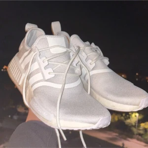 Adidas NMD - Knappt använda Adidas NMD vita. Köpta för 1200.