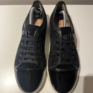 Lanvin Skor - Tjena, säljer nu mina Lanvin skor. Extremt bra skick utan skador eller slitage. Inget og tillkommer. Om du har en fråga så är det bara att skicka ett pm! TAR EJ BYTEN