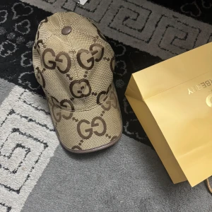 G beige keps  - Säljer ett en väldigt fin keps för ett rimligt pris priset kan diskuteras vid snabba affärer 