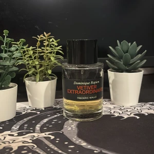 Vetiver Extraordinaire Frederic Malle (byte med Daniel) - Parfymen Vetiver Extraordinaire av Dominique Ropion för Frederic Malle. Flaskan är cylindrisk i genomskinligt glas med svart etikett och lock. Doften är känd för sina fräscha, träiga och kryddiga noter. Ca 45-50/100ml kvar kom pm vid mer frågor😀