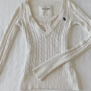 !!SÖKER!! - Letar efter en hollister tröja, färg spelar ingen roll, helst xs eller s, betalar helst inte mer än 200 men kan gå över