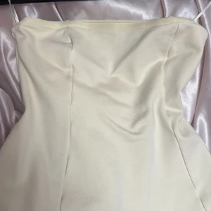 Champagnefärgad axelbandslös tube topp - Säljer en stilren axelbandslös tube top i champagnefärgad ton. Köpte den för ett ganska långt tag sen och kanske använt den 2 gånger, väldigt väldigt bra kvalitet 