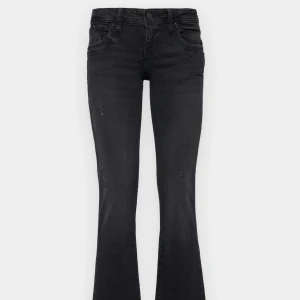 Svarta bootcut jeans - Svarta lbt jeans i modellen valerie! Storleken är 27/32