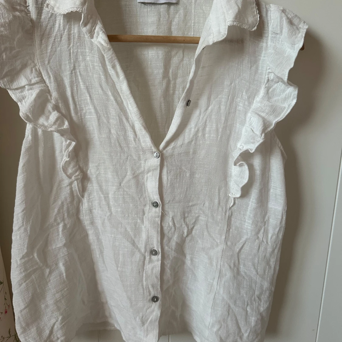 Vit ärmlös linneskjorta med volang - 1