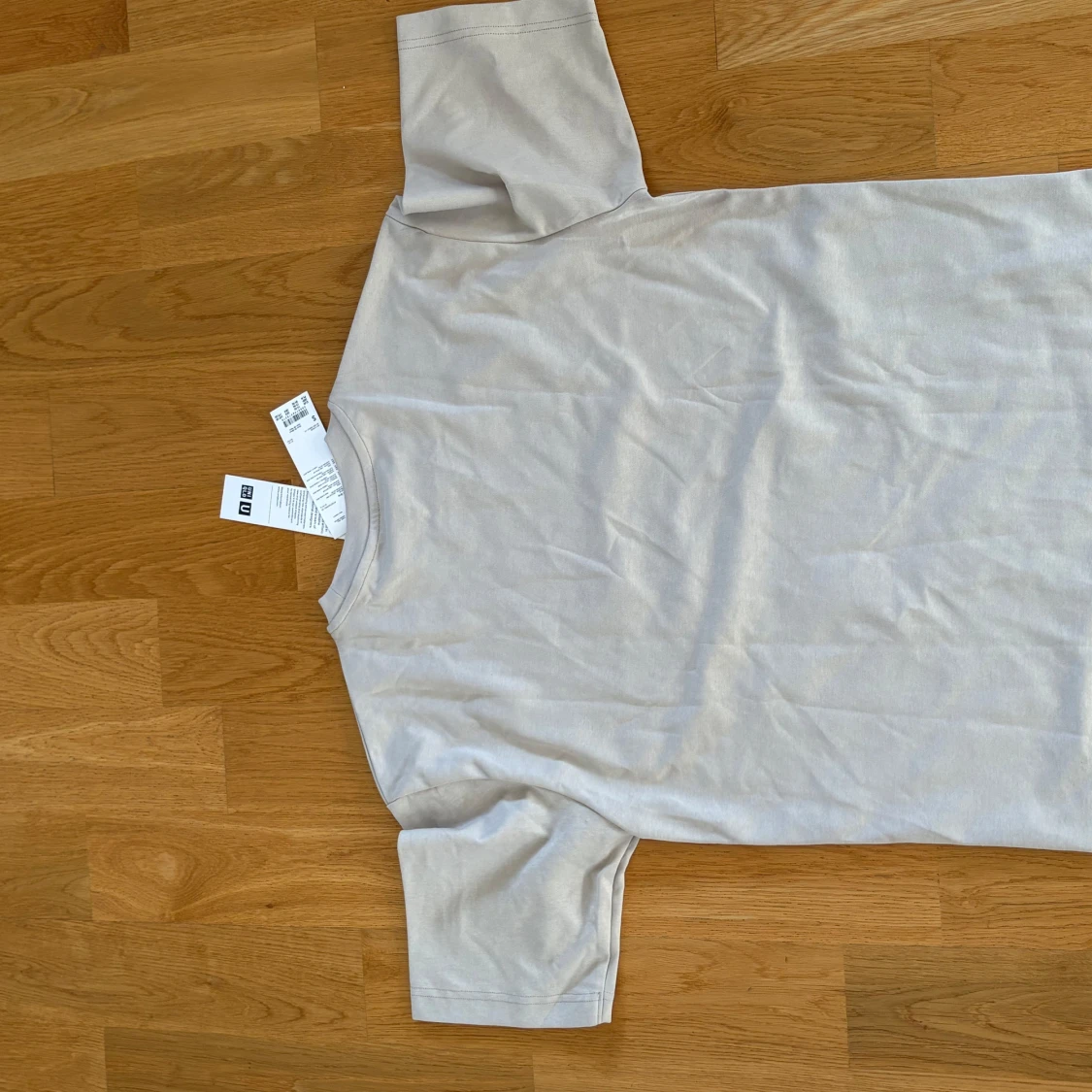 Ljusgrå t-shirt från Uniqlo U Strl S - 1